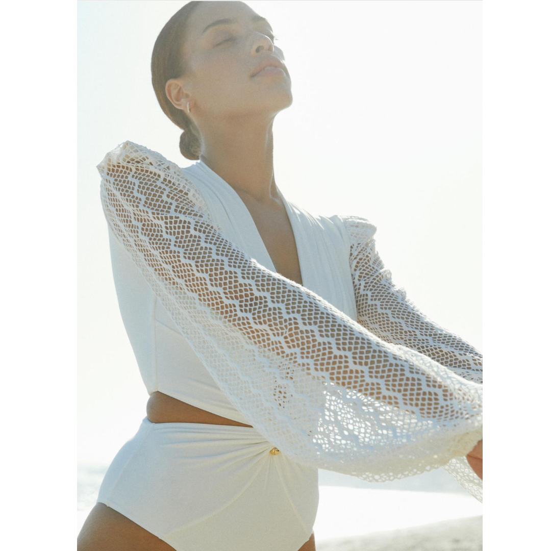 Retro Elegance: Langarm Weißer Badeanzug mit Bandage-Detail - Ambres