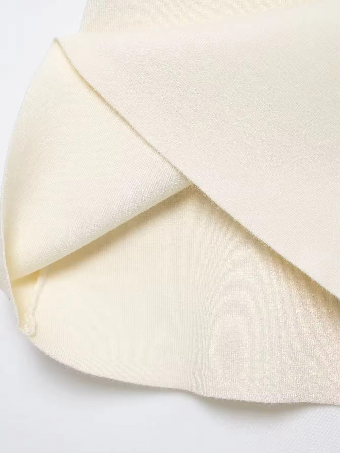 Beige Knit Chic Set – Zweiteiler mit Strickjacke & Minirock - Ambres